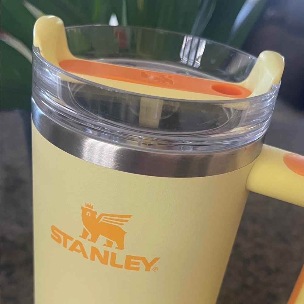 Stanley Bright Yellow Travel Mug 30 oz - Picture 2 of 8